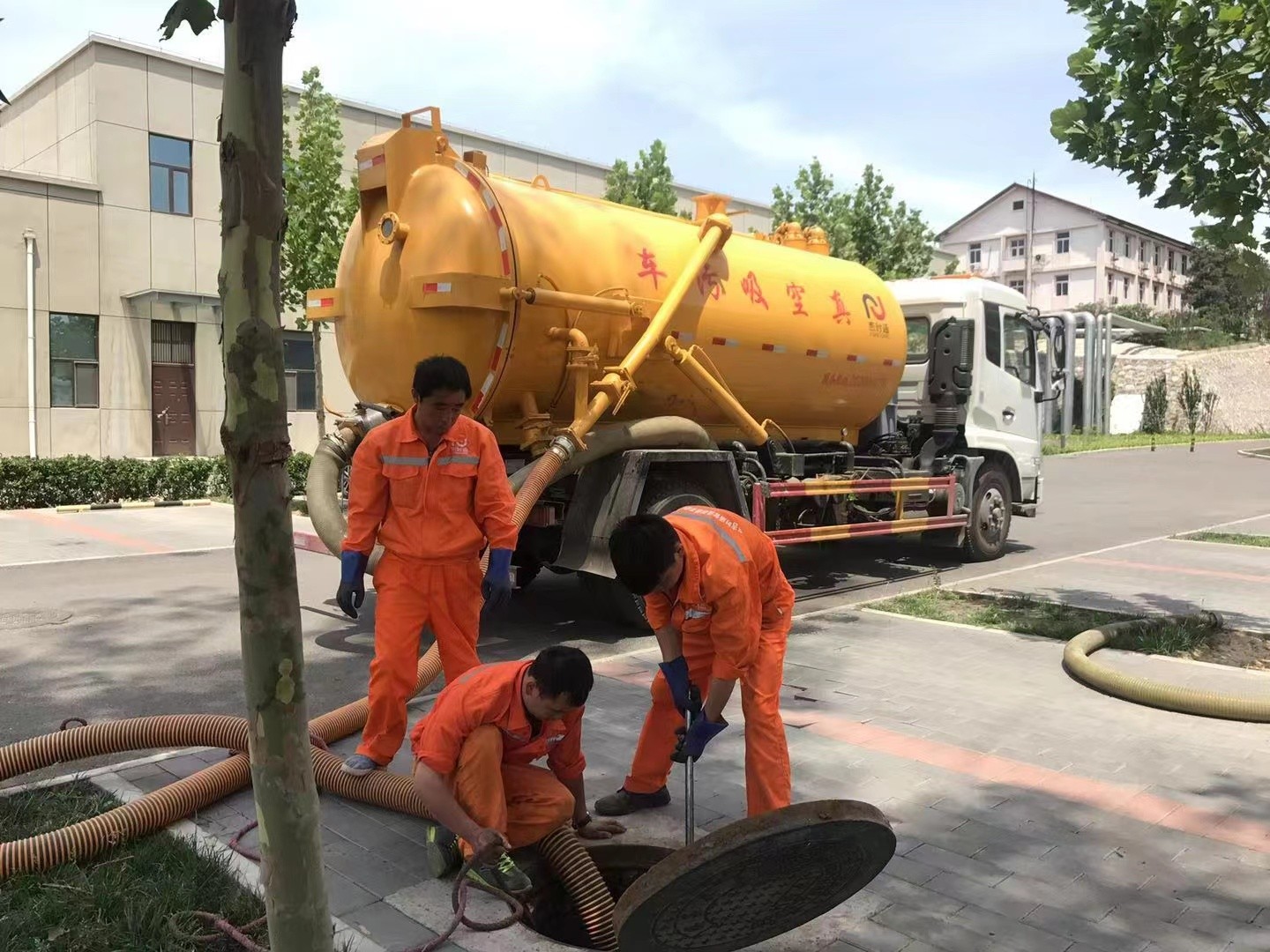 新北管道疏通车停在窨井附近