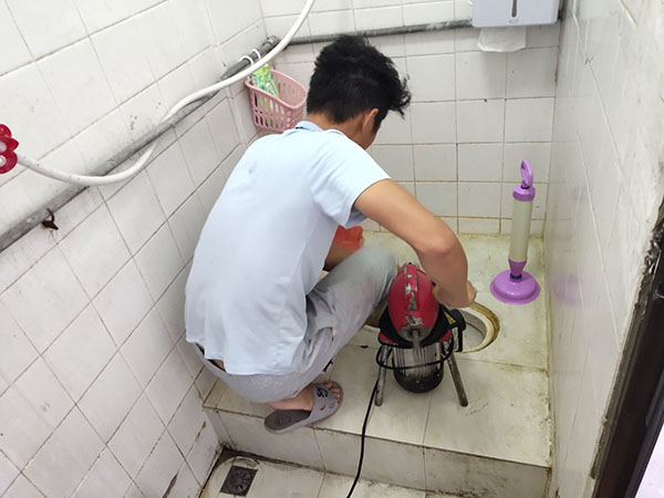 新北管道堵塞冒臭气 专业师傅现场解决问题